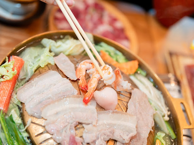 Mookrata with pork and seafood